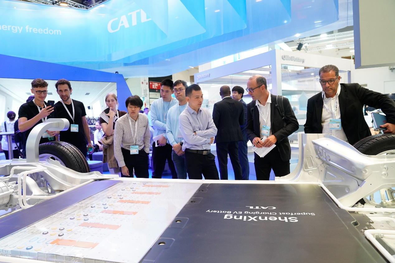 插圖二:展會(huì)上的神行超充電池.png 插圖二:展會(huì)上的神行超充電池.png